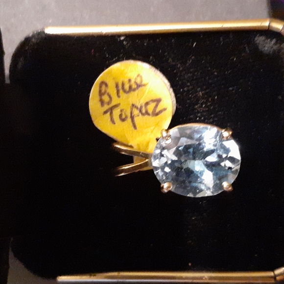 BLUE OVAL TOPAZ FOUR PRONG 14K YELLOW GOLD PENDANT CHARM